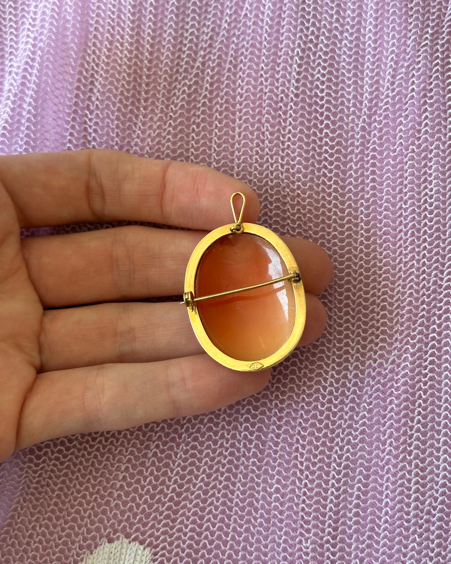 Vintage 18K Gold Carved Shell Cameo Pendant