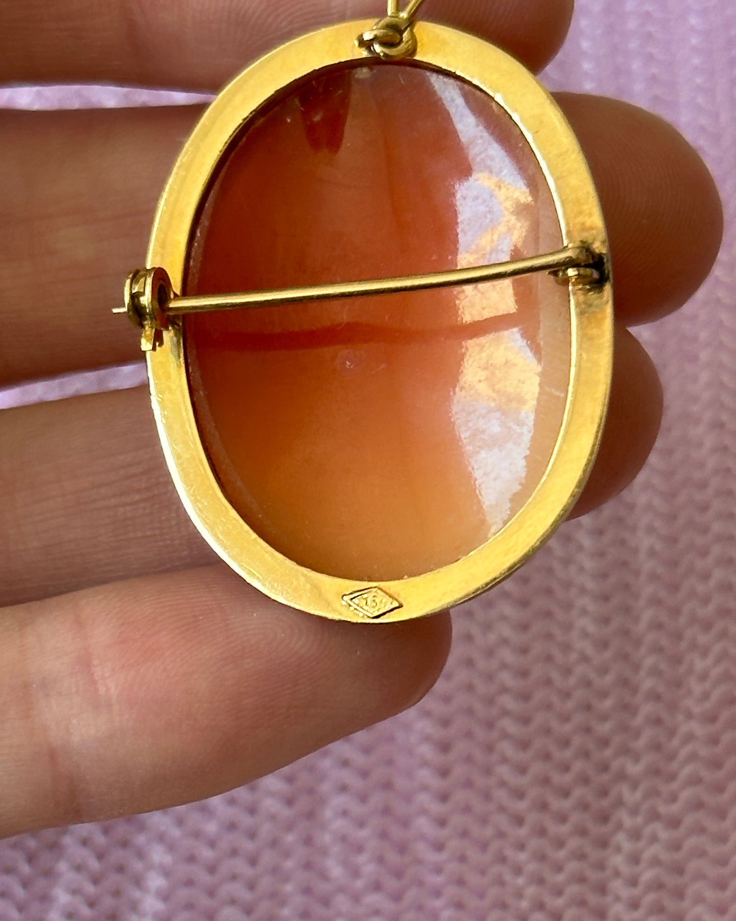 Vintage 18K Gold Carved Shell Cameo Pendant