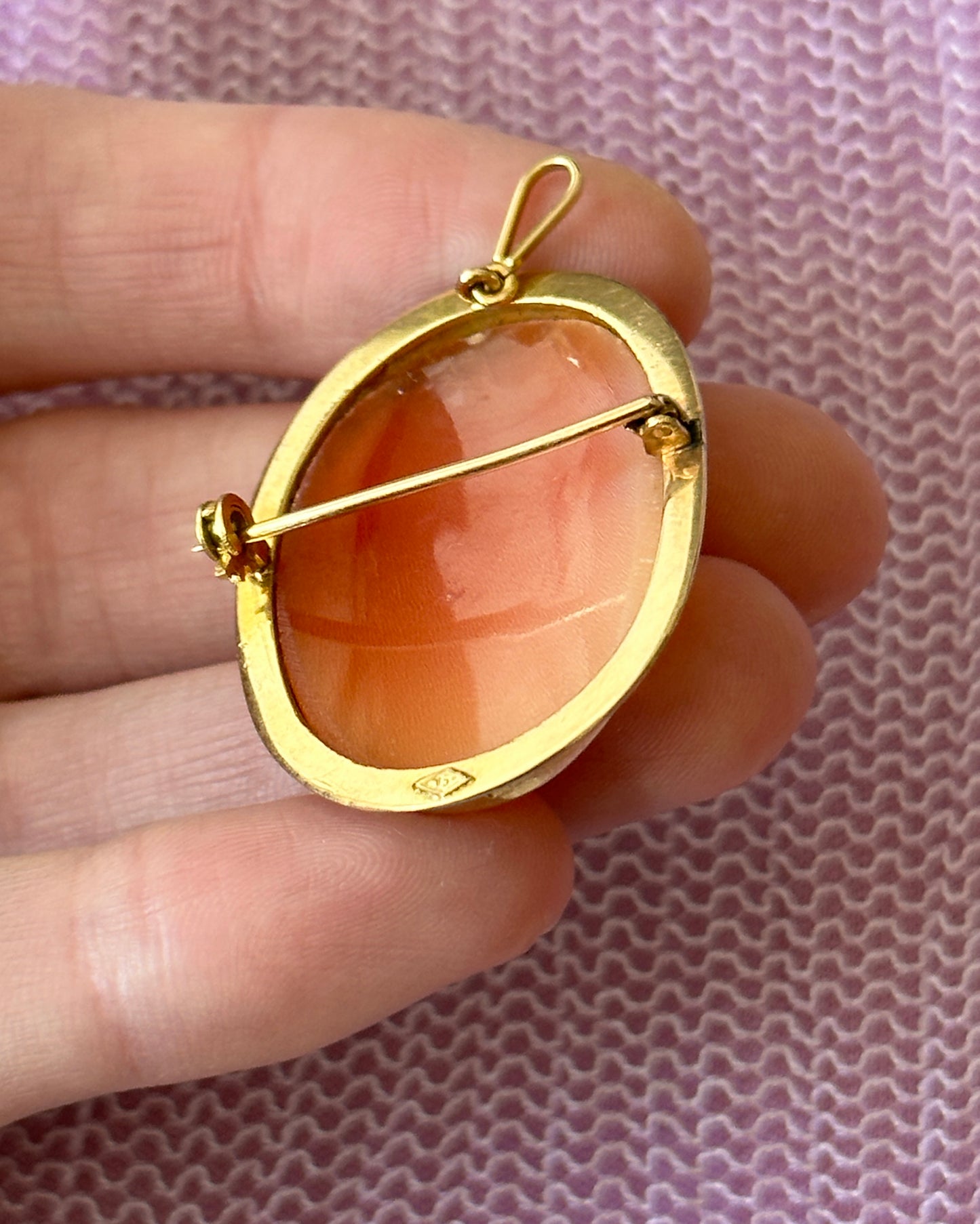 Vintage 18K Gold Carved Shell Cameo Pendant
