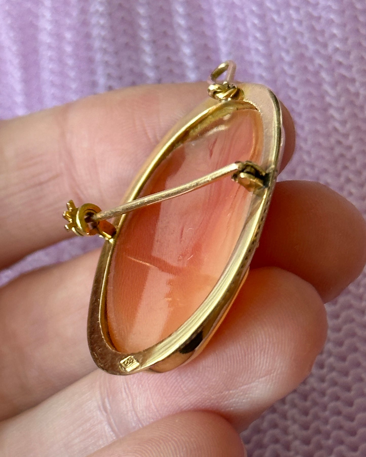 Vintage 18K Gold Carved Shell Cameo Pendant