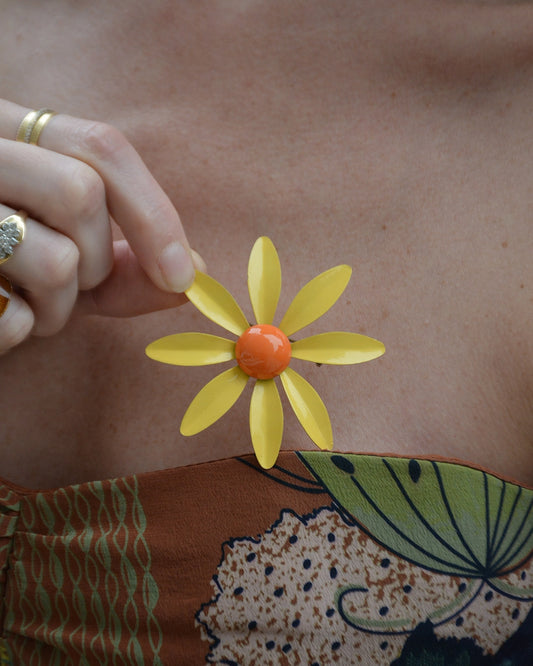 Vintage 1960s Daisy Flower Brooch