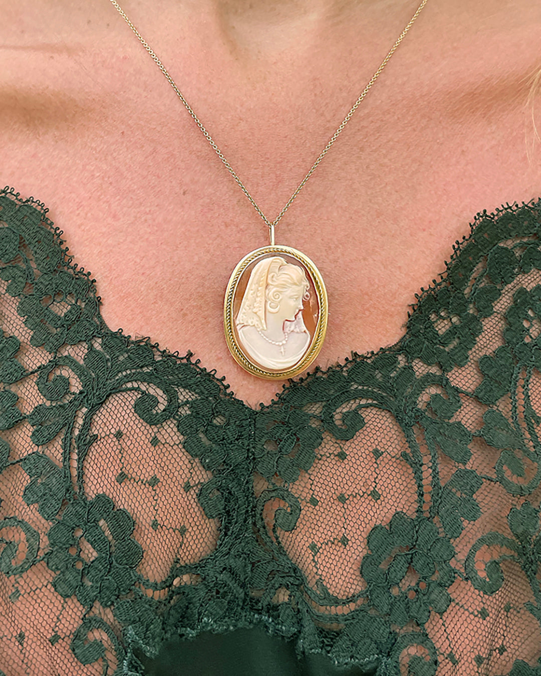 Vintage 18K Gold Carved Shell Cameo Pendant