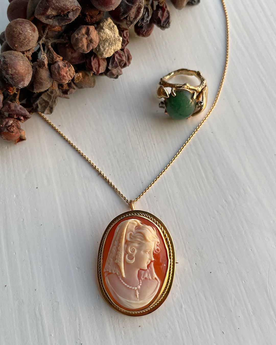 Vintage 18K Gold Carved Shell Cameo Pendant