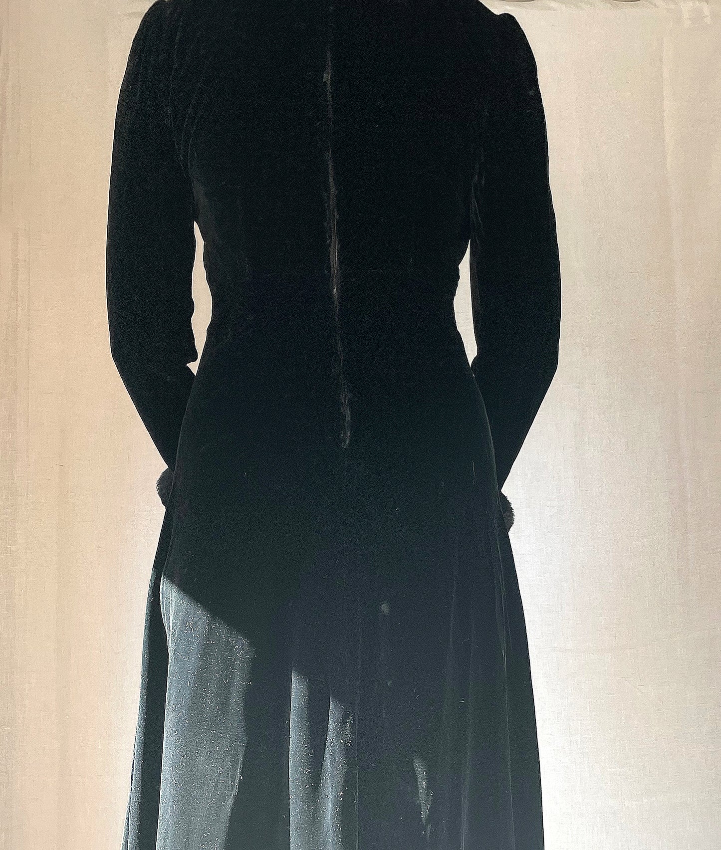 VINTAGE 1940s BIAS-CUT VELVET FUR-TRIMMED DRESS