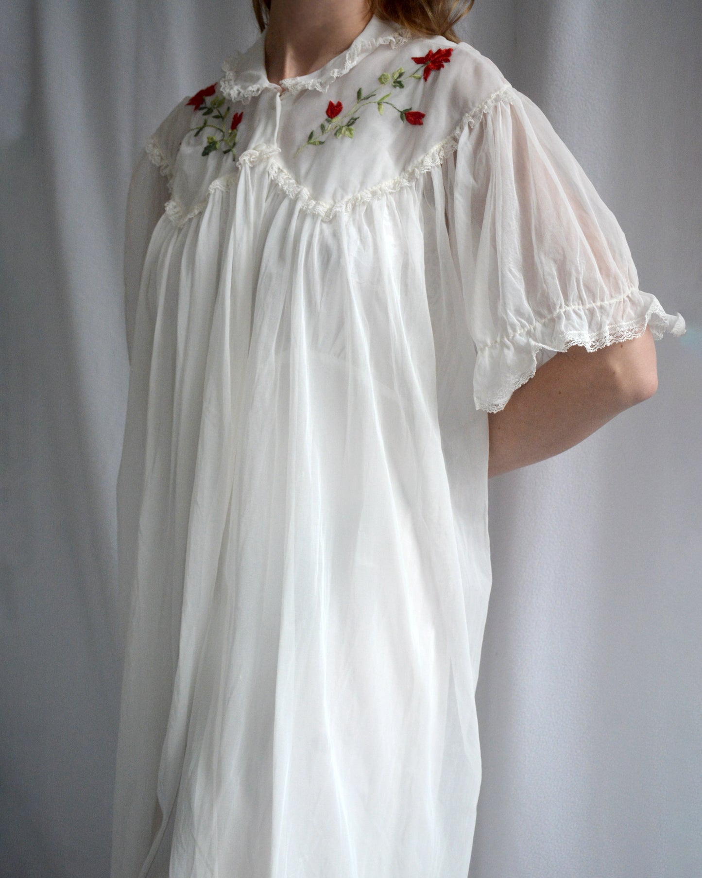 VINTAGE 1950s PEIGNOIR WITH ROSE EMBROIDERY