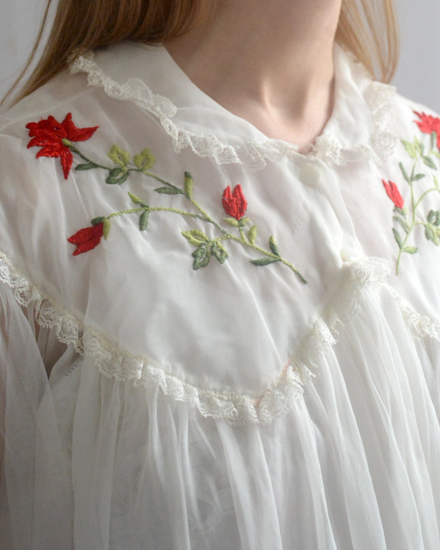 VINTAGE 1950s PEIGNOIR WITH ROSE EMBROIDERY