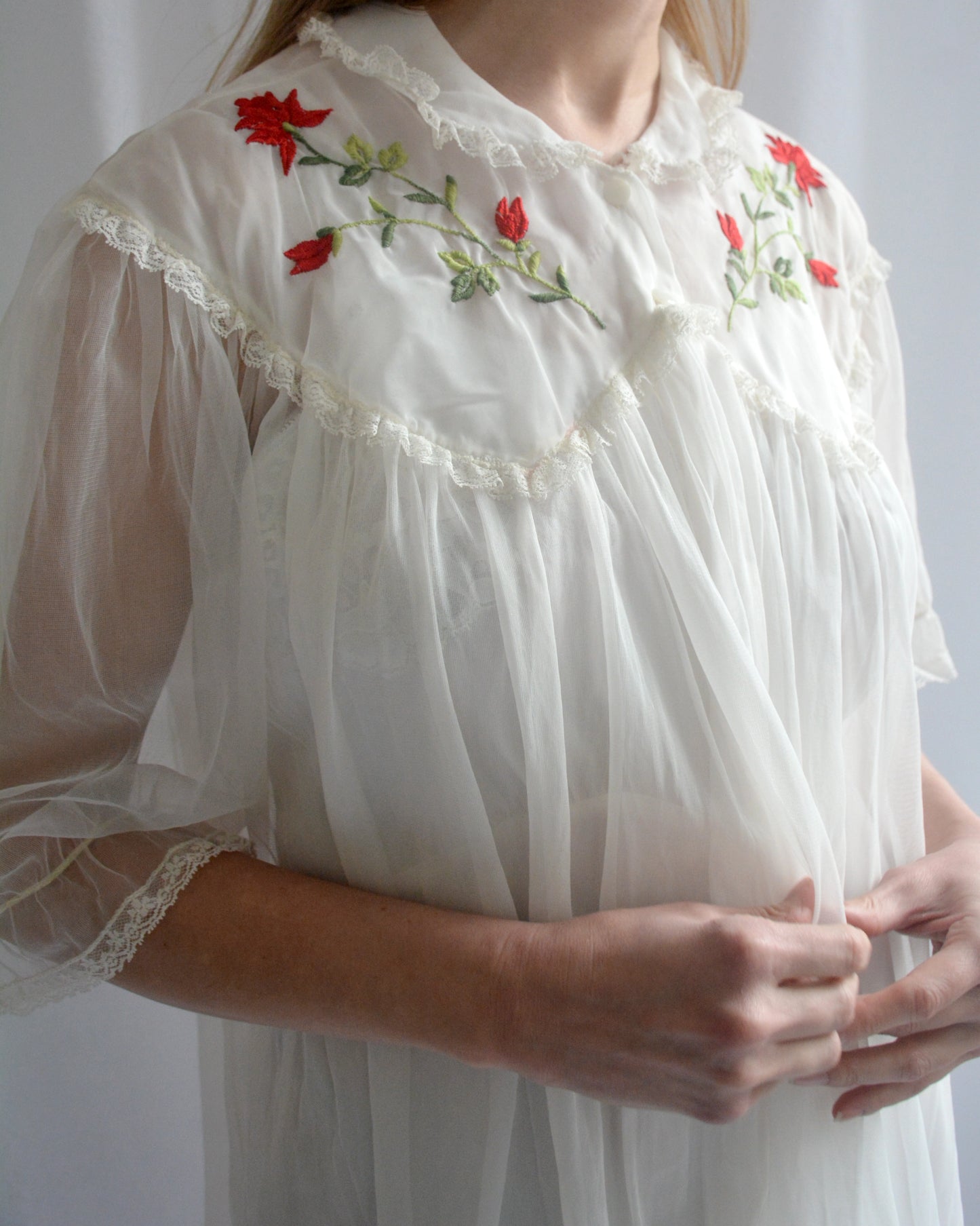 VINTAGE 1950s PEIGNOIR WITH ROSE EMBROIDERY