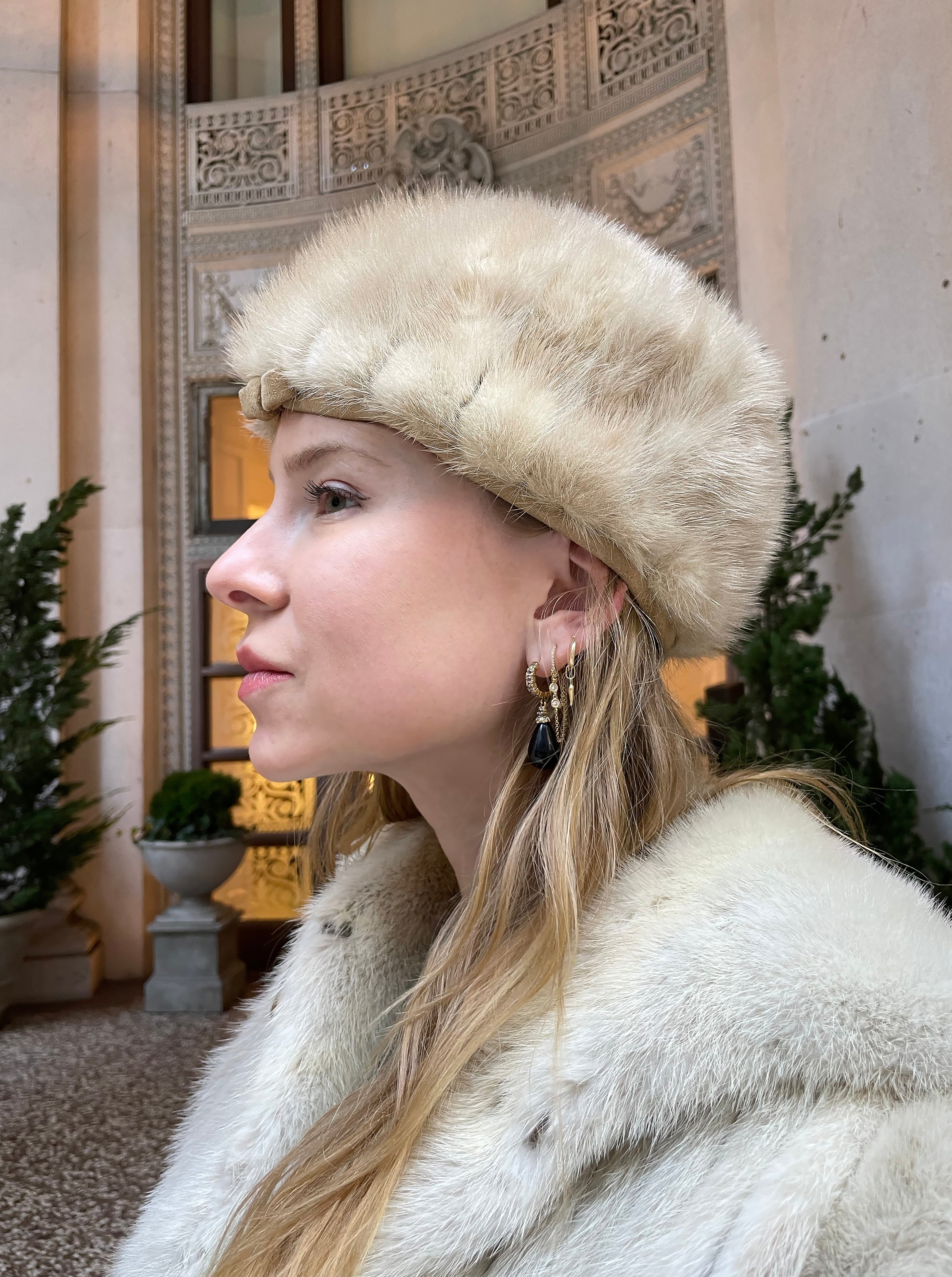 Vintage blonde fur hat with interior lined with an elastic deals band