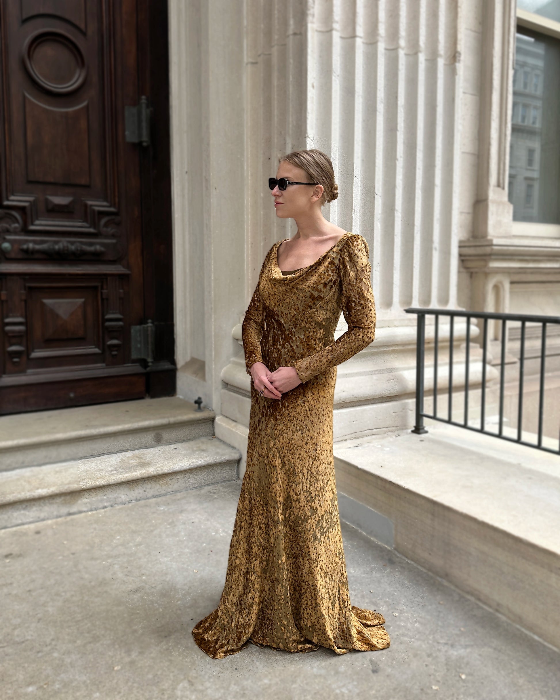 VINTAGE OSCAR DE LA RENTA LONG SLEEVE VELVET GOWN