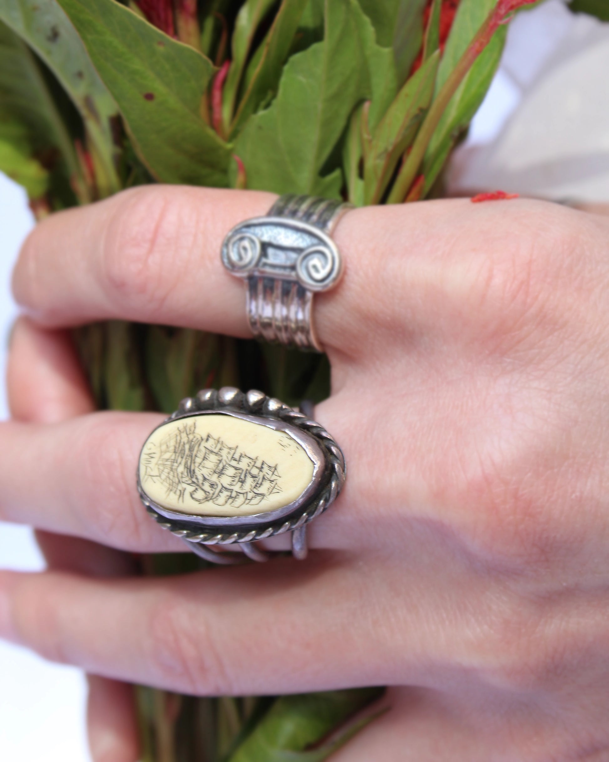 VINTAGE STERLING SILVER SCRIMSHAW RING