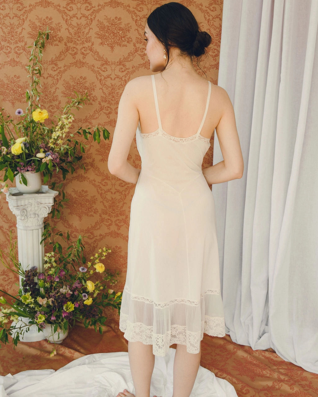 1940s IVORY LACE SLIP WITH FLOUNCE HEM AND CRYSTAL-PLEATED DETAILS