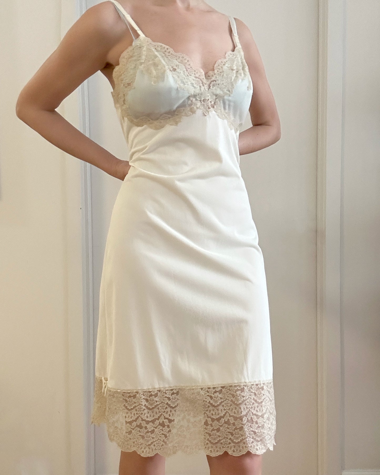 VINTAGE 1960s IVORY SLIP WITH LACE DETAILS