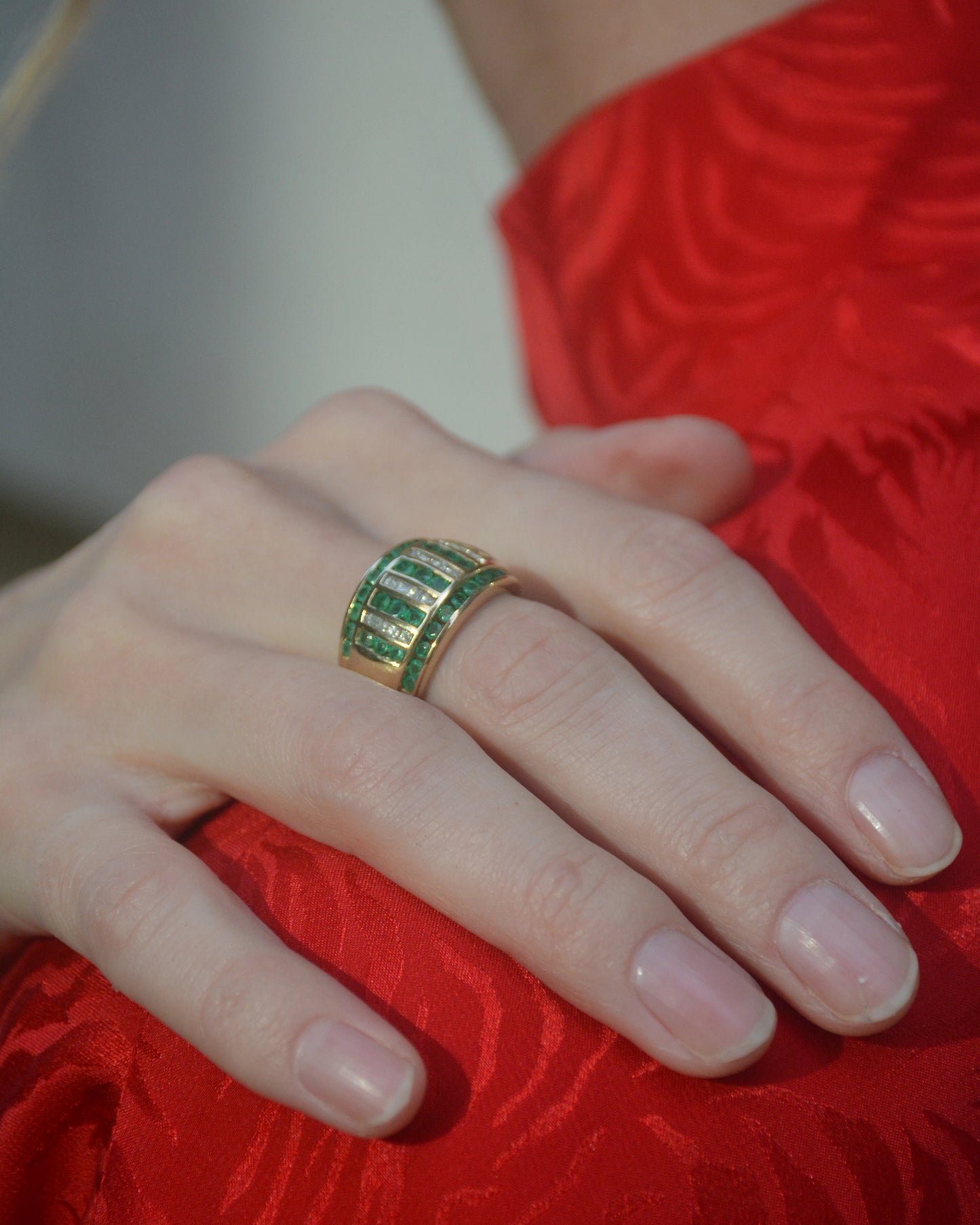 VINTAGE EMERALD AND DIAMOND GOLD BOMBE RING