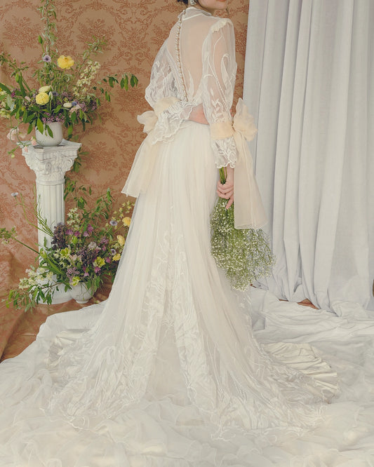 VINTAGE BOW-SLEEVE WEDDING GOWN WITH DETACHABLE TIERED TRAIN