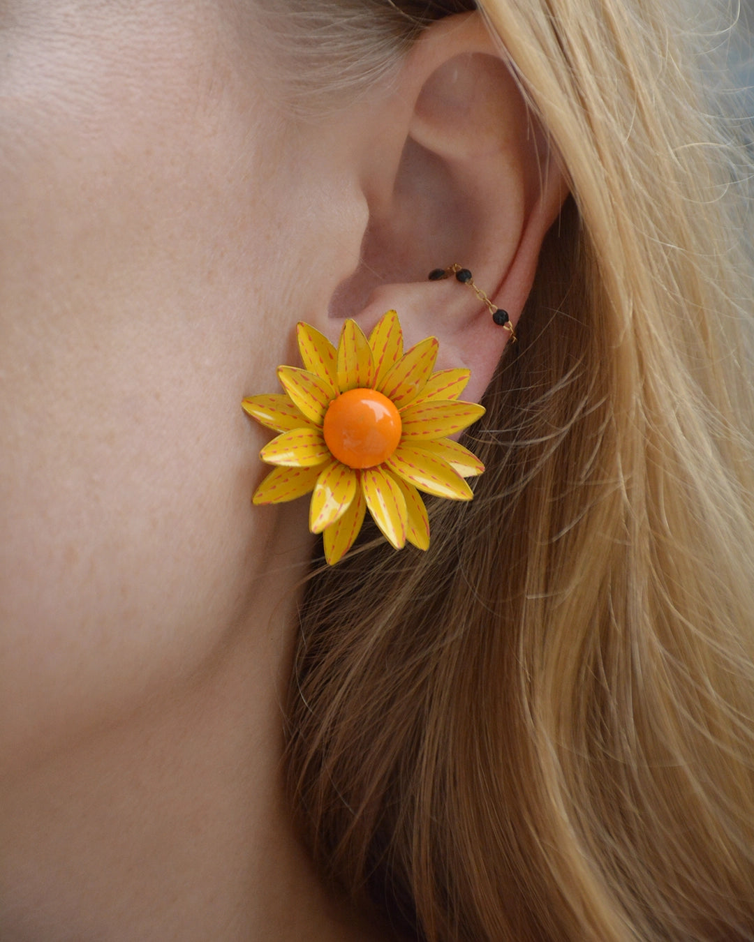 Vintage 1960s Daisy Flower Earrings