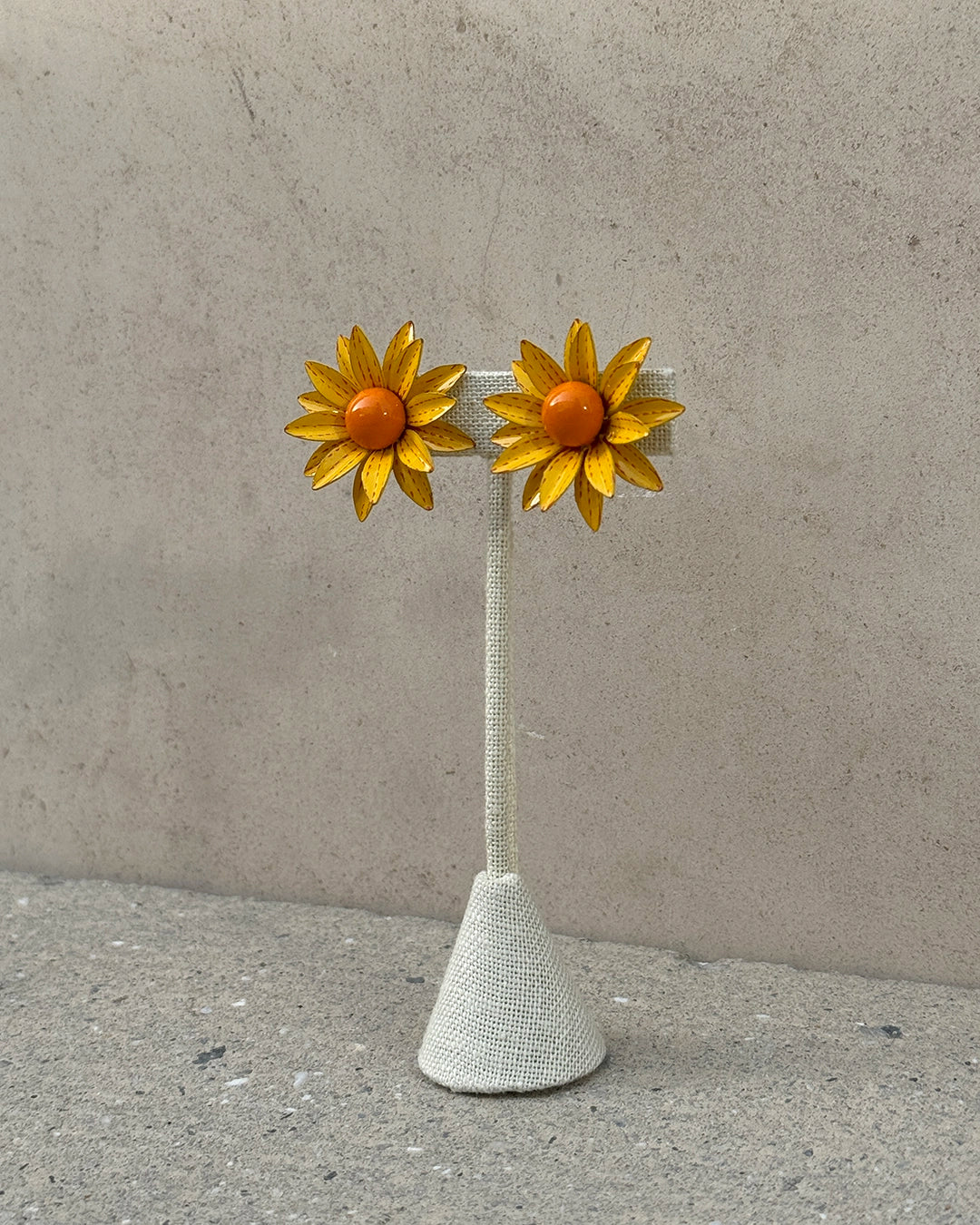 Vintage 1960s Daisy Flower Earrings
