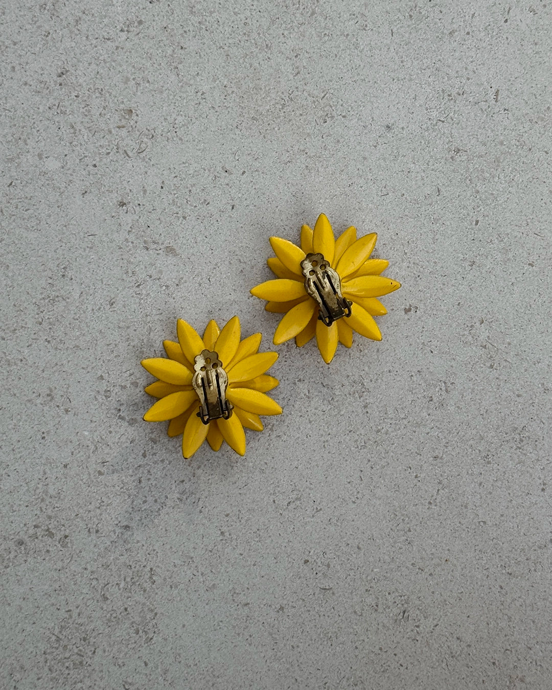 Vintage 1960s Daisy Flower Earrings