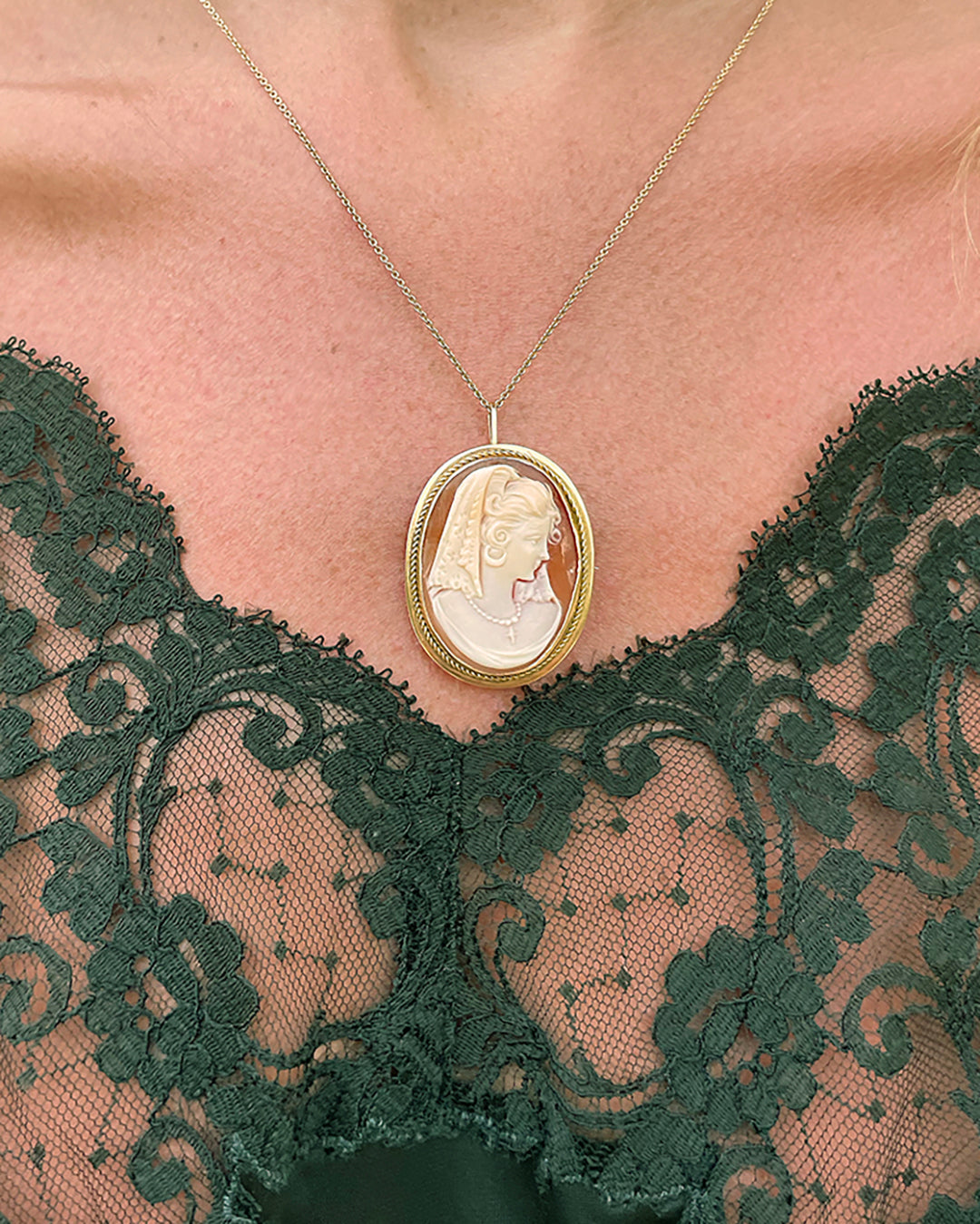 VINTAGE 18K GOLD CARVED SHELL CAMEO PENDANT