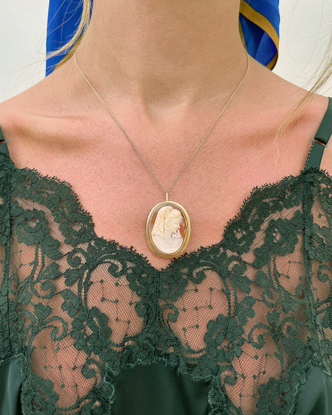 VINTAGE 18K GOLD CARVED SHELL CAMEO PENDANT