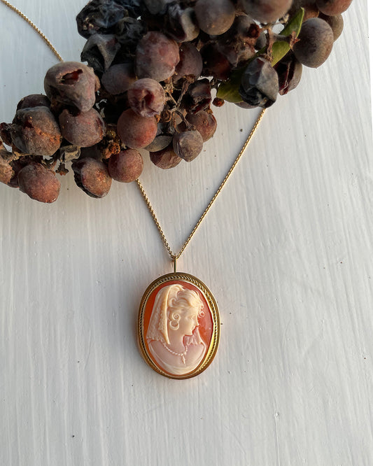 Vintage 18K Gold Carved Shell Cameo Pendant