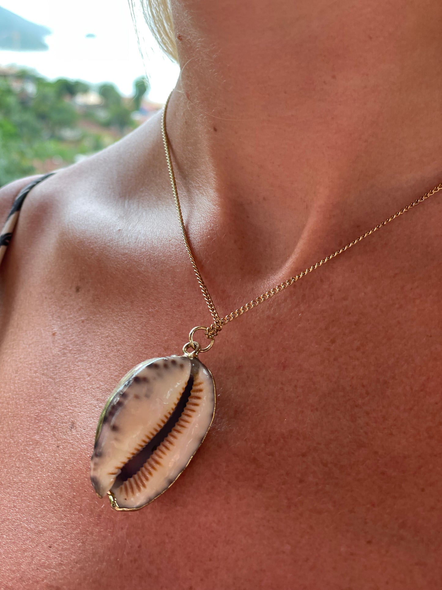 GENUINE SEASHELL NECKLACE WITH CUBAN LINK CHAIN